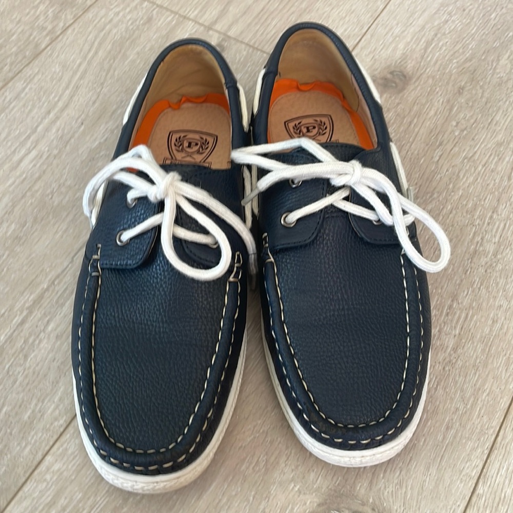 Young Men’s Boat Shoes Size 8 Navy and White